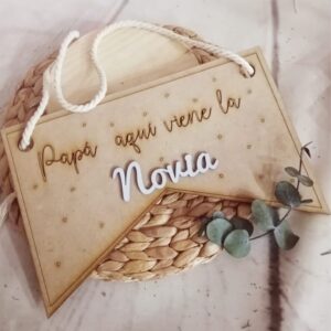 cartel madera aqui viene la novia